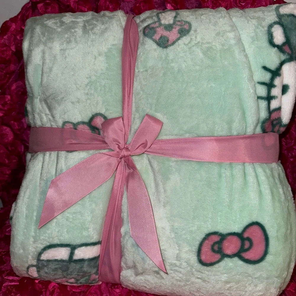Hello kitty plush blanket 💚